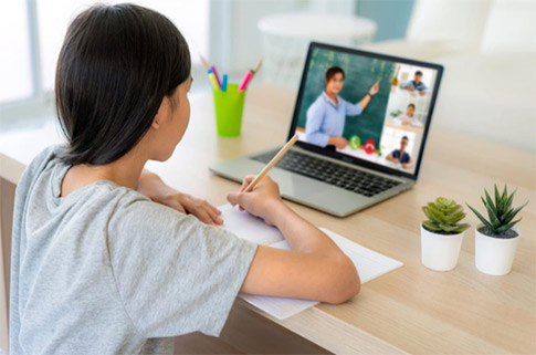 Học sinh học trực tuyến