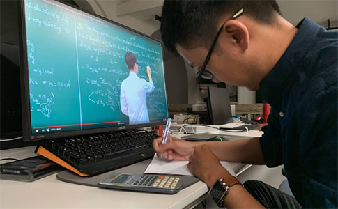 Học theo bài giảng trực tuyến