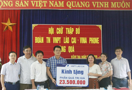 VNPT Lào Cai tặng quà tại Trường PTDTBT Nậm Tha, huyện Văn Bàn – Lào Cai