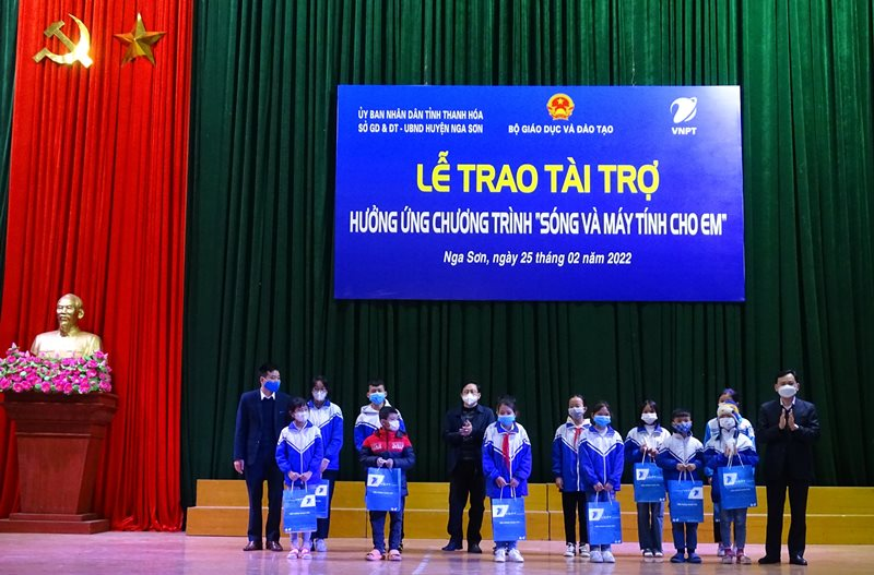 VNPT trao 3.115 máy tính bảng cho học sinh có hoàn cảnh khó khăn tại Thanh Hóa