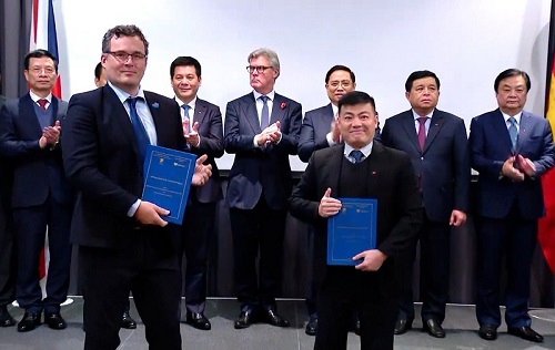 Ông Ngô Diên Hy, Phó Tổng Giám đốc Tập đoàn VNPT và ông Keith Grimes, Giám đốc Sáng tạo và Y tế số của Babylon trao đổi Biên bản ghi nhớ.