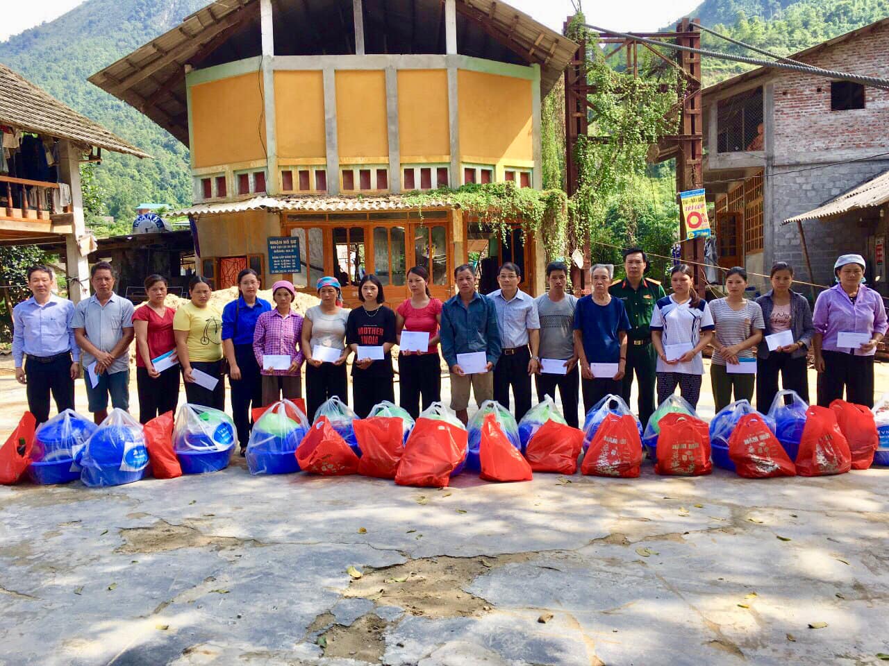 VNPT chia sẻ khó khăn với người dân vùng lũ tại Lào Cai