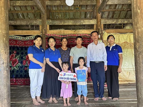 Những món quà nhỏ đã đến với các em học sinh khó khăn ở vùng cao