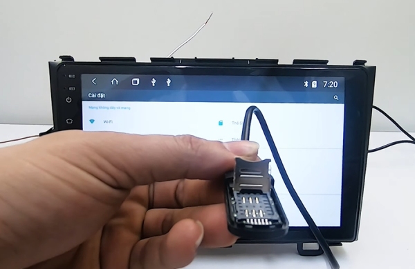 Lắp SIM vật lý vào khay SIM