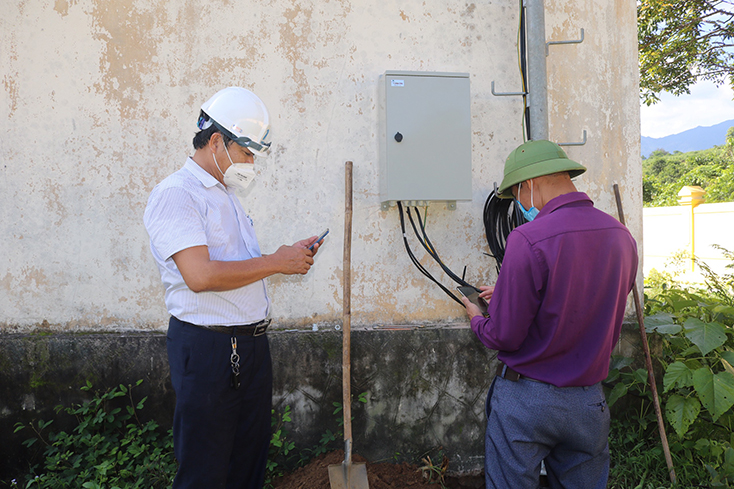 Lắp đặt hệ thống phát sóng 3G, 4G hỗ trợ học sinh xã Lâm Thủy học trực tuyến