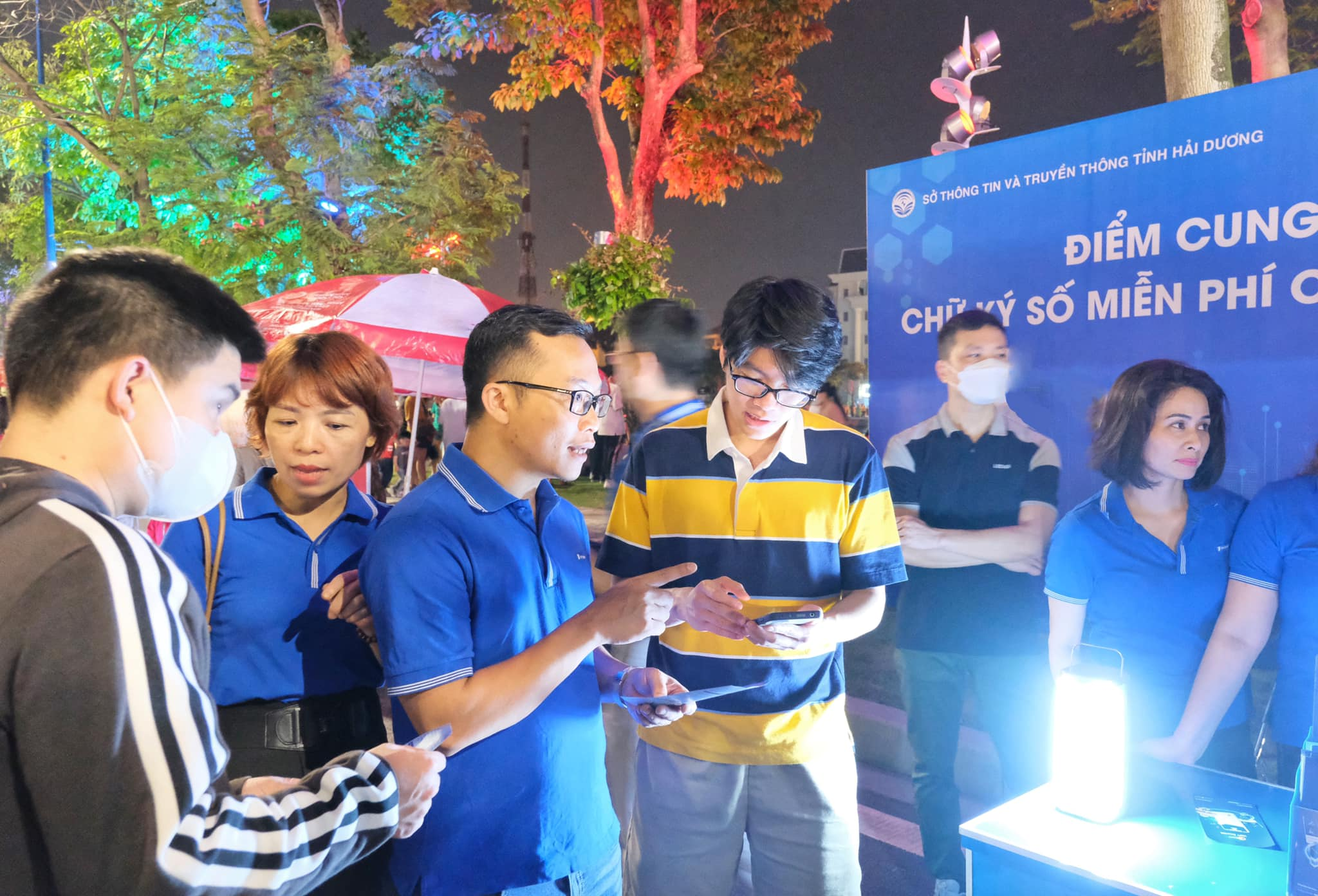 VNPT grants free digital signatures to people on Hai Duong pedestrian street