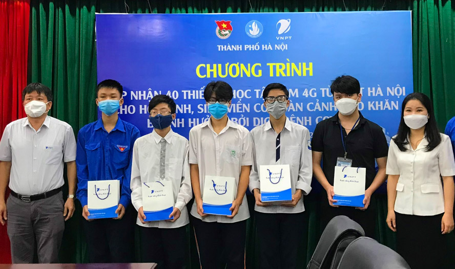 Tiếp nhận và trao tặng thiết bị điện tử cho học sinh có hoàn cảnh khó khăn