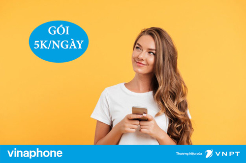 cô gái cầm điện thoại