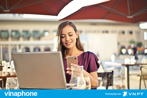 cô gái ngồi xem điện thoại