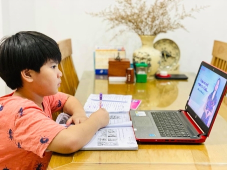 Bé đang học online