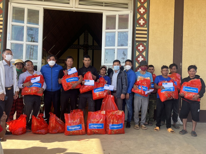 VNPT tặng quà Tết cho đồng bào nghèo dân tộc thiểu số tại Kon Tum