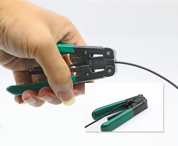 Dùng kìm bấm đoạn vỏ sợi cáp quang cần tuốt