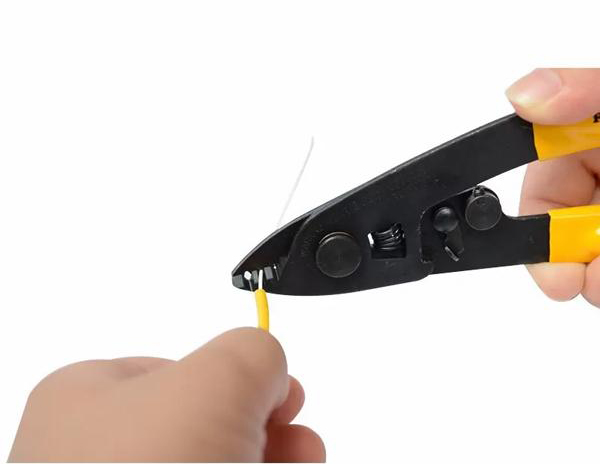 Tuốt lớp bảo vệ sợi quang