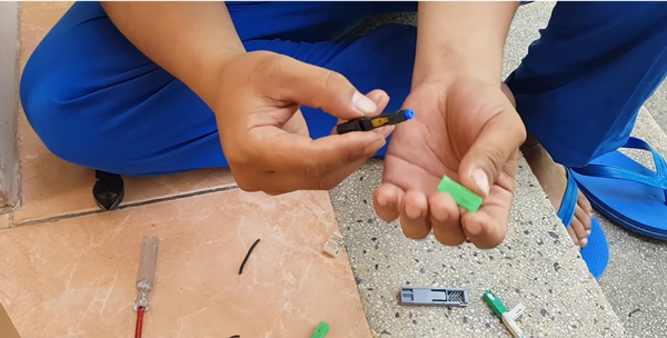 Tháo vỏ đầu nối ra