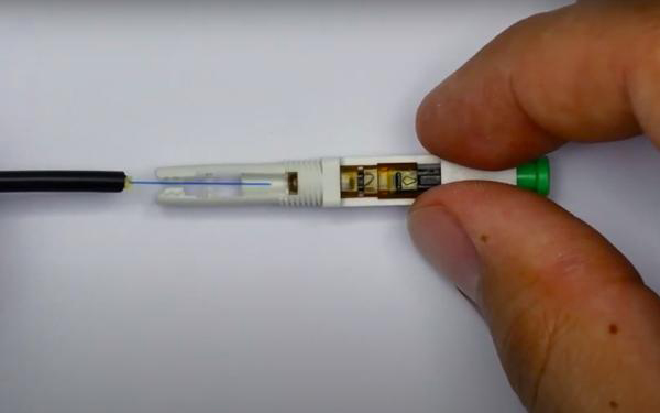 Cho đầu sợi dây cáp quang vào khe của đầu nối