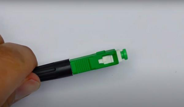 Lắp thân đầu nối với nắp vặn và vỏ để hoàn thành việc đấu nối