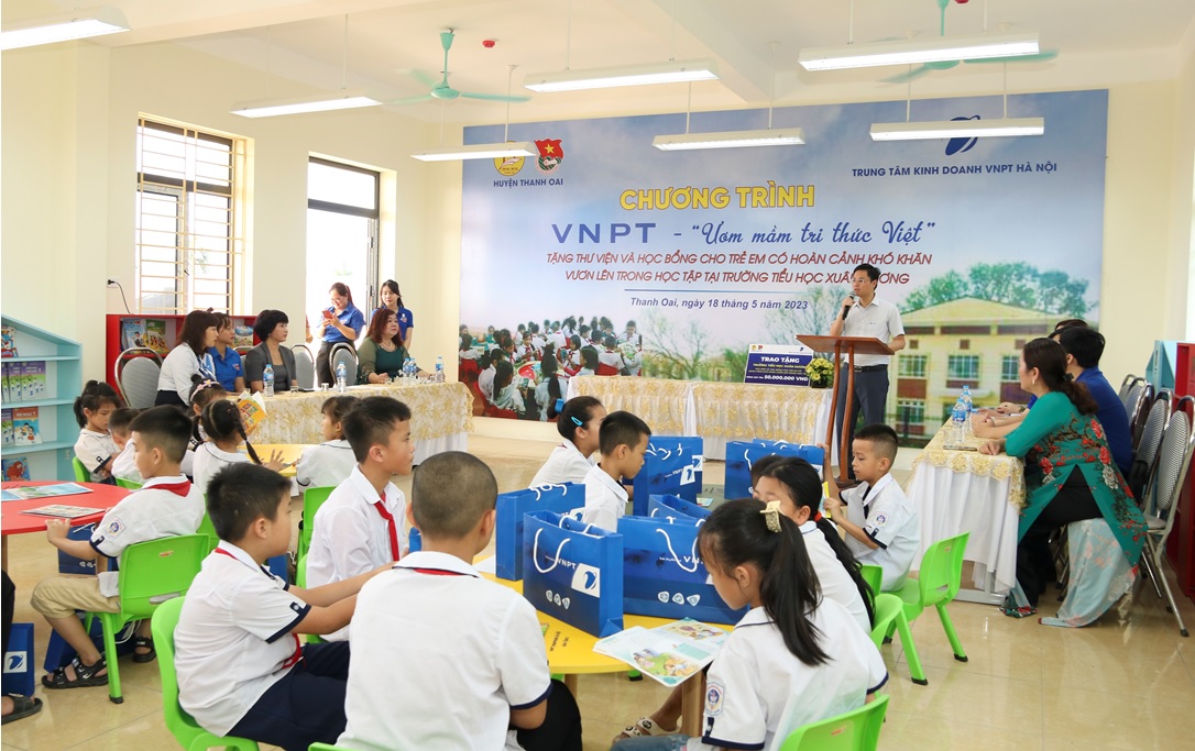 VNPT presents gifts to disadvantaged students in Xuan Duong Primary School
