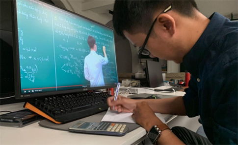 Học viên tham gia học tập trực tuyến thông qua phần mềm Học viên tham gia học tập trực tuyến thông qua phần mềm