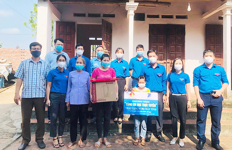 VNPT accompanies the program "Waves and computers for children" in Phu Tho