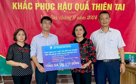 VNPT gives nearly 7,000 gifts to people affected by typhoon and flood in Yen Bai