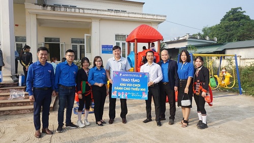 “VinaPhone kết nối yêu thương - Đông ấm cho em” tại Kim Bôi, Hòa Bình