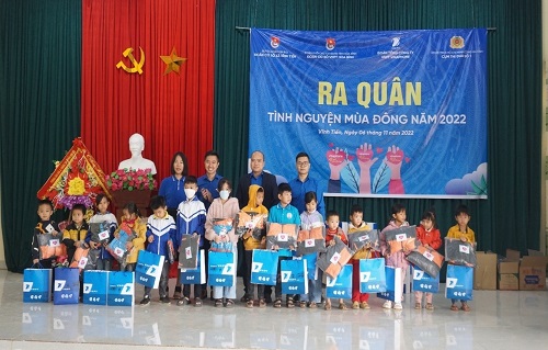 “VinaPhone kết nối yêu thương - Đông ấm cho em” tại Kim Bôi, Hòa Bình