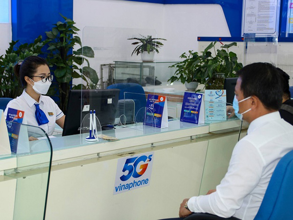 tư vấn viên tại phòng giao dịch