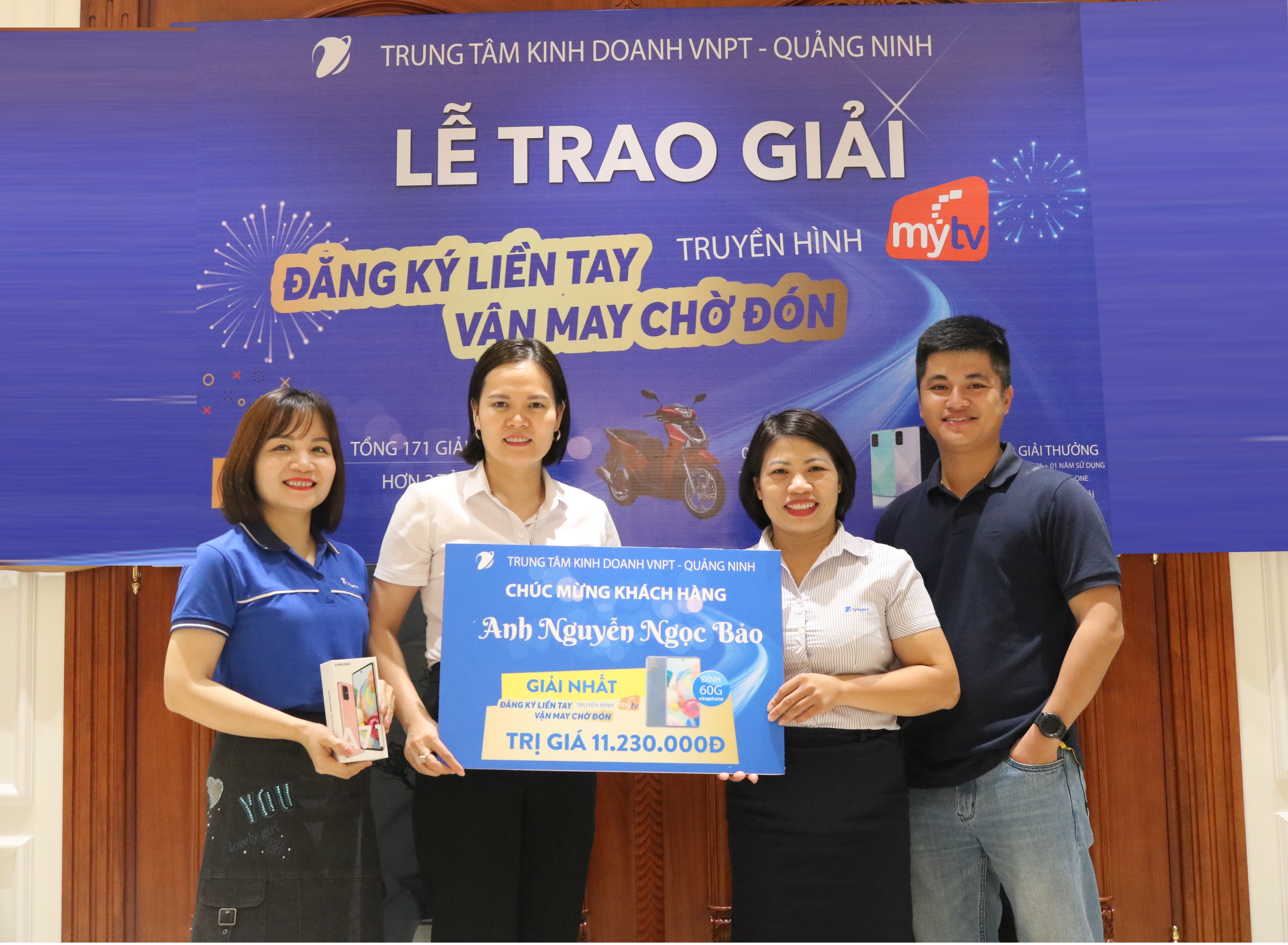 TRAO GIẢI NHẤT CHƯƠNG TRÌNH ĐĂNG KÝ LIỀN TAY - VẬN MAY ĐÓN CHỜ CHO 2 KHÁCH HÀNG MAY MẮN TẠI QUẢNG NINH 
