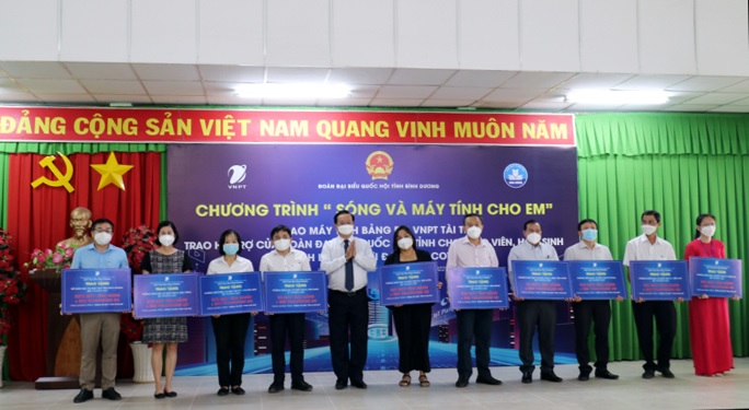 VNPT trao gần 2.300 máy tính bảng và SIM 4G cho học sinh khó khăn ở Bình Dương