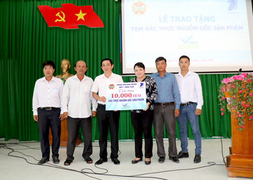 VNPT Đồng Tháp trao tặng 10.000 tem truy xuất nguồn gốc sản phẩm