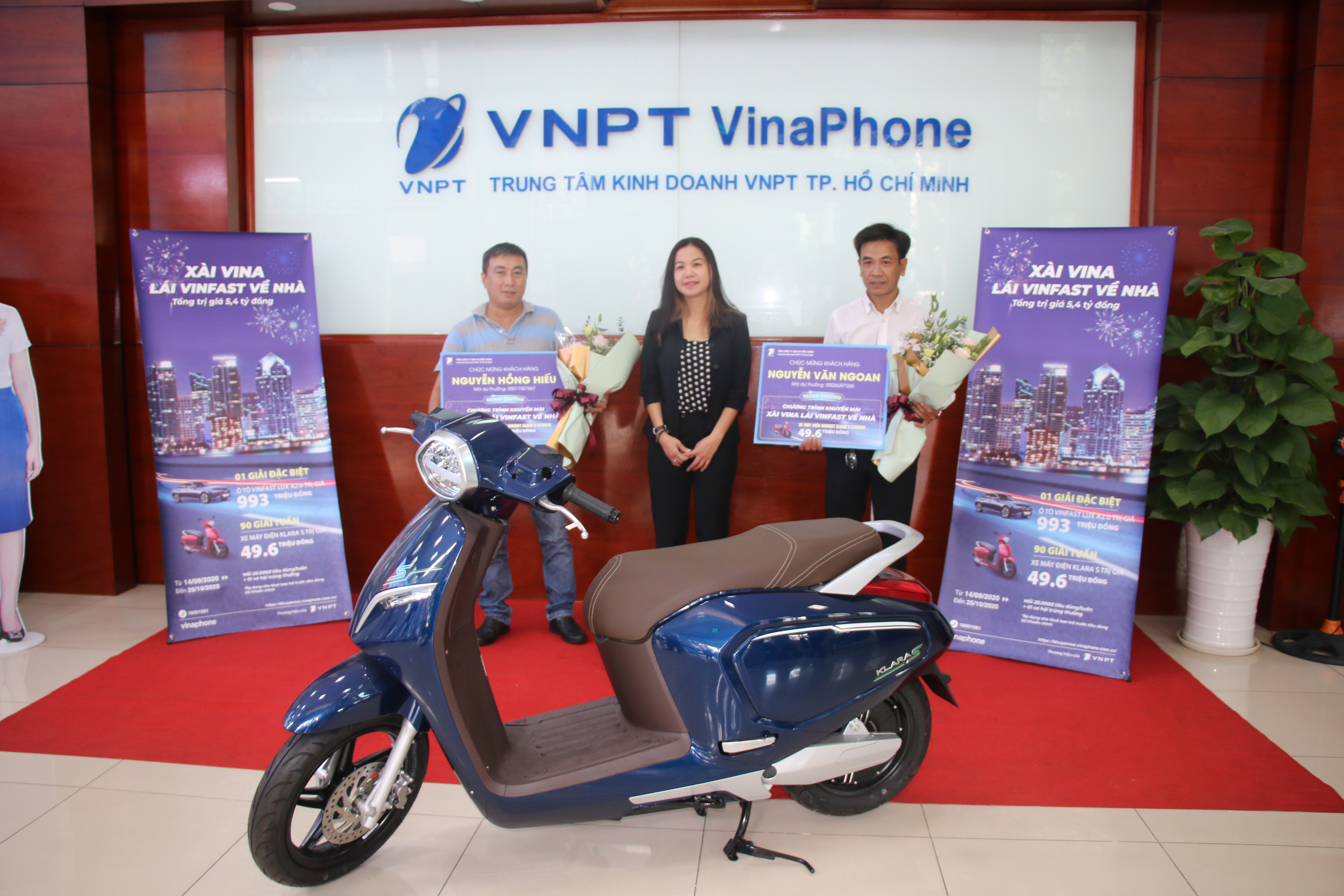 VNPT - VinaPhone Hồ Chí Minh tổ chức trao thưởng cho 2 khách hàng trúng thưởng của tuần 1 và 3 Chương trình khuyến mại "XÀI VINA LÁI VINFAST VỀ NHÀ"