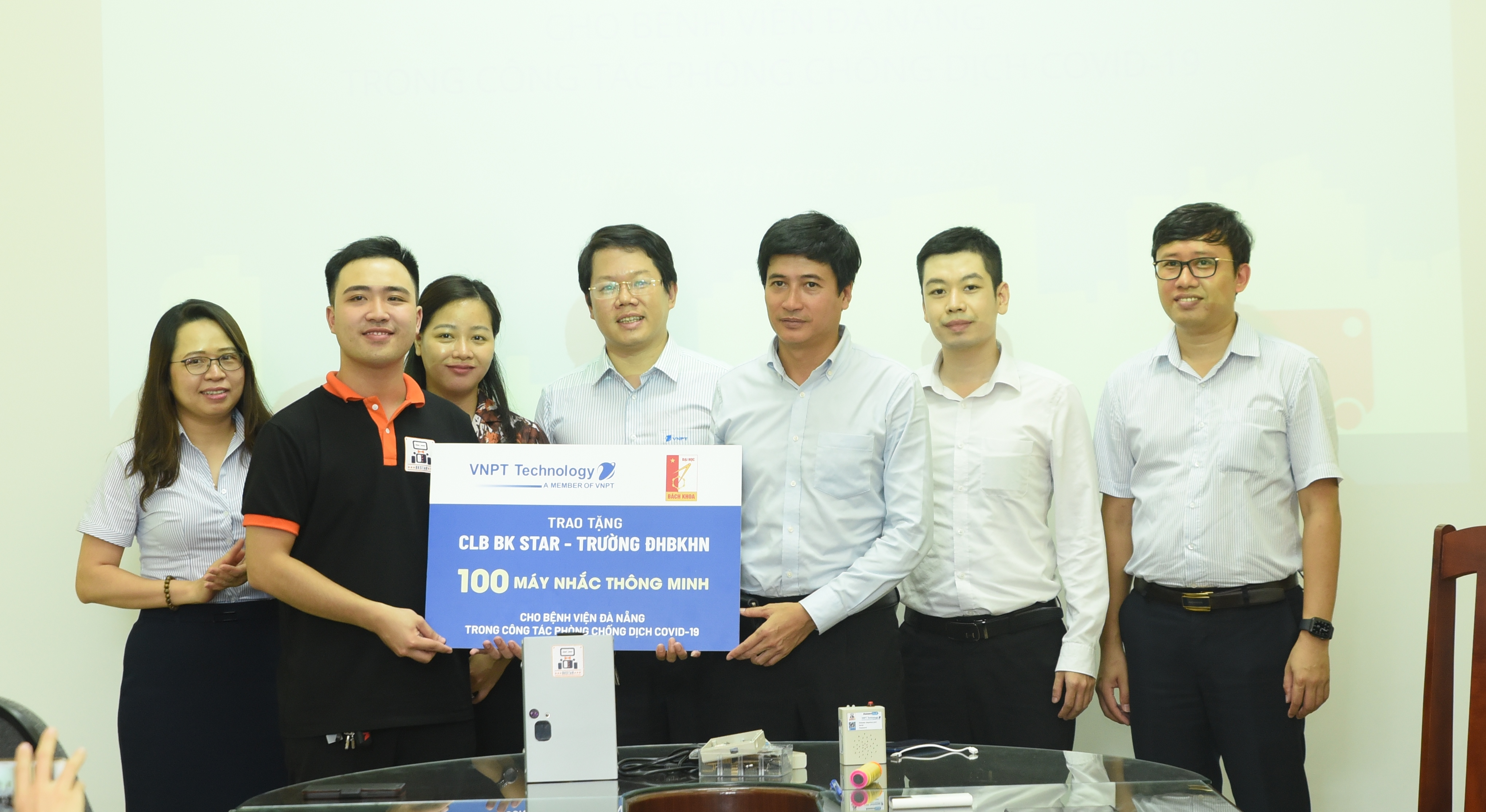 VNPT Technology trao tặng máy nhắc thông minh cho BV Đà Nẵng