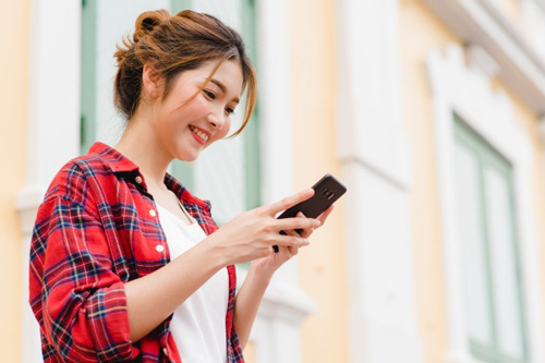 cô gái cầm điện thoại