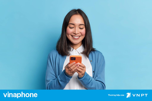 cô gái cầm xem điện thoại