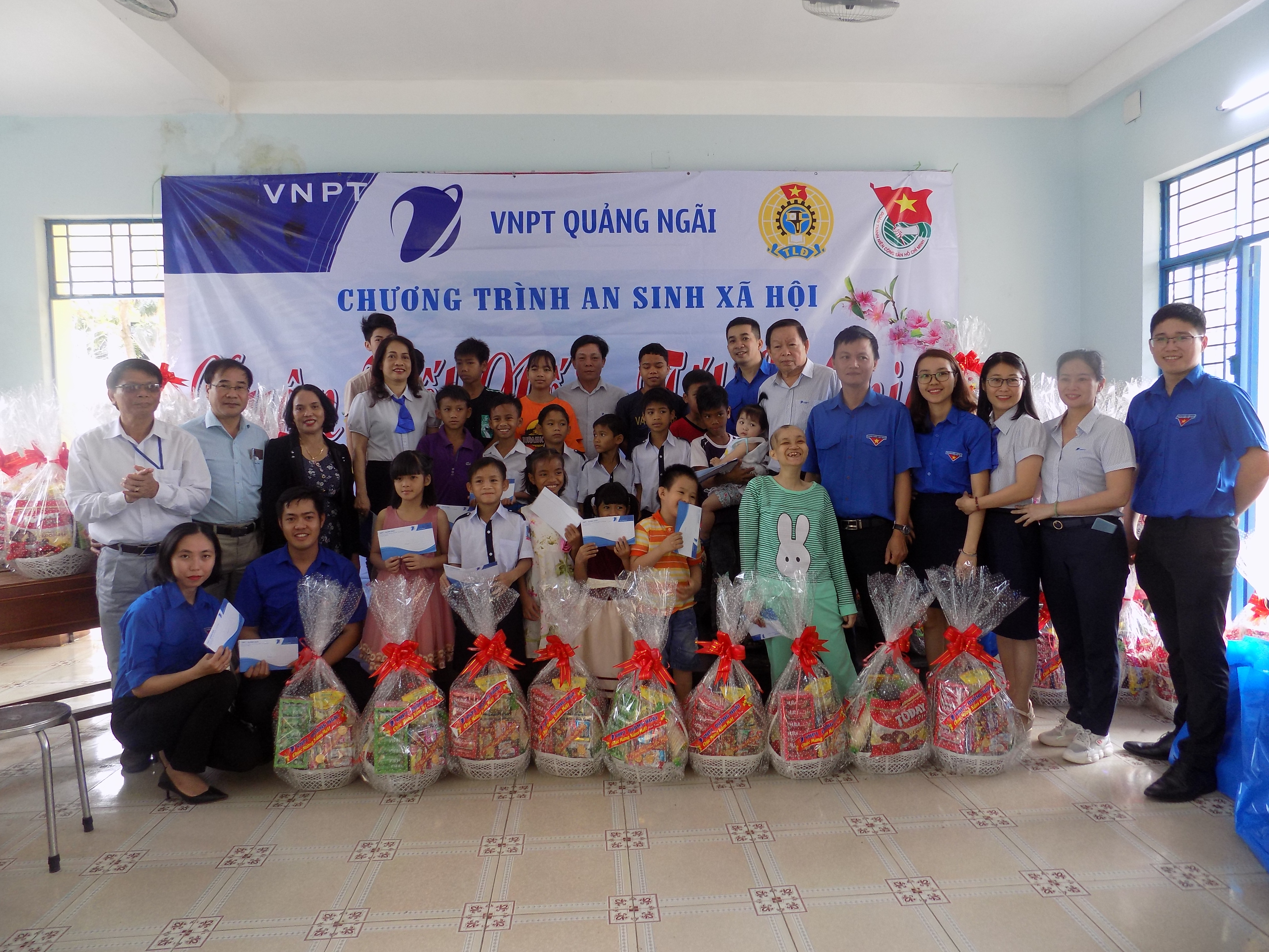 VNPT Quảng Ngãi trao quà cho trẻ mồ côi, người già neo đơn nhân dịp Tết Nguyên đán 2020