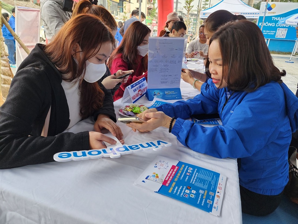 VNPT participates in cashless festival in Thua Thien Hue