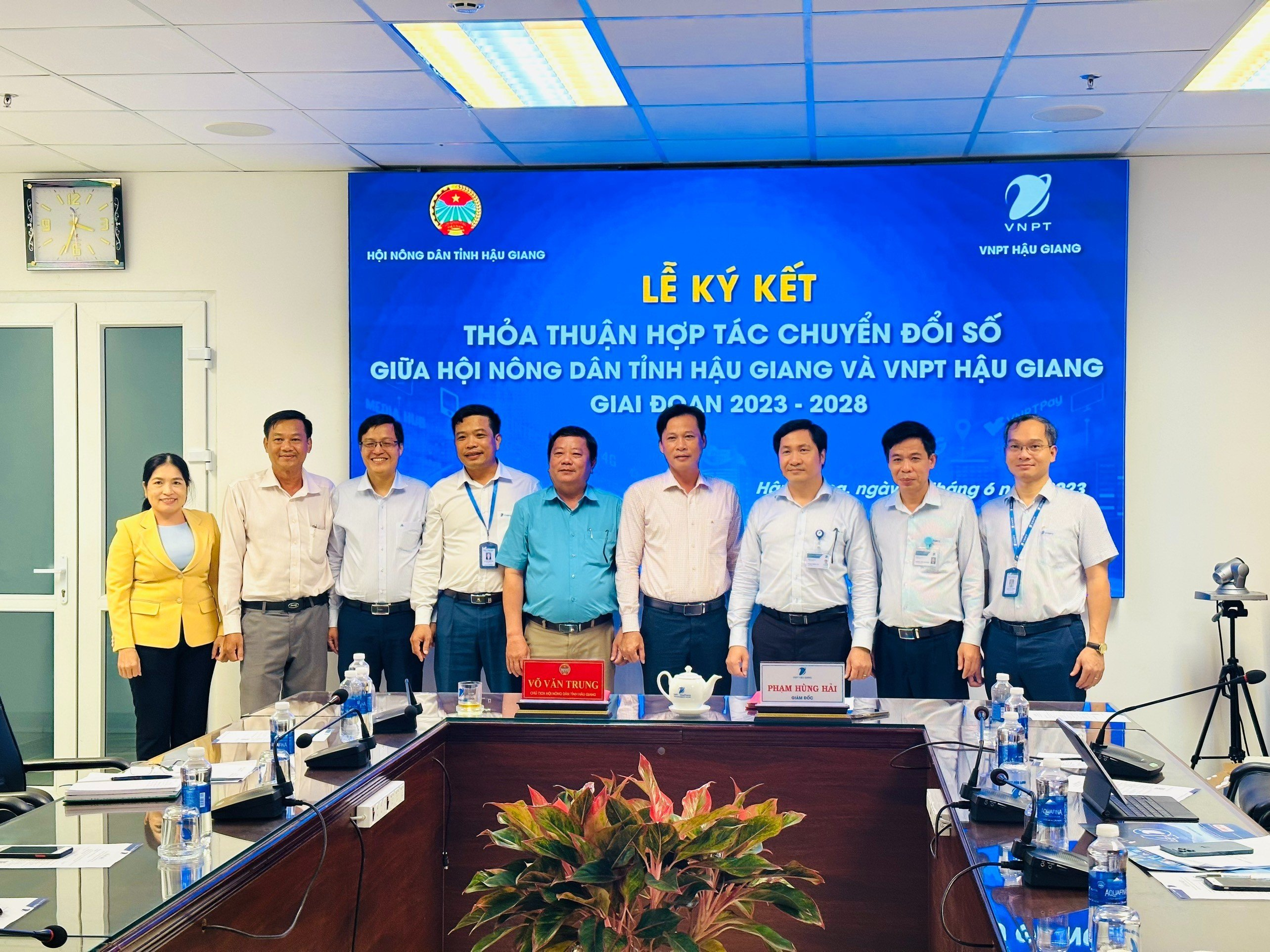 VNPT signs cooperation agreement on digital transformation with the Farmers' Association of Hau Giang province