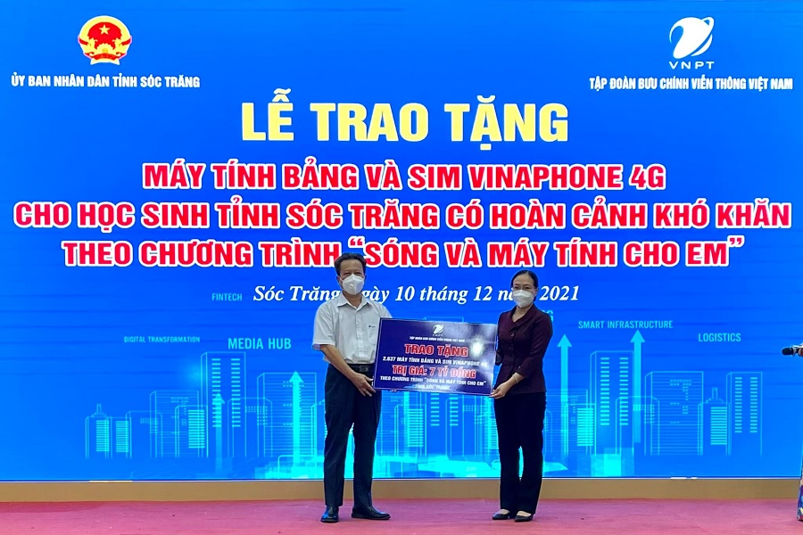 VNPT trao tặng 2.637 máy tính bảng và SIM 4G tại Sóc Trăng