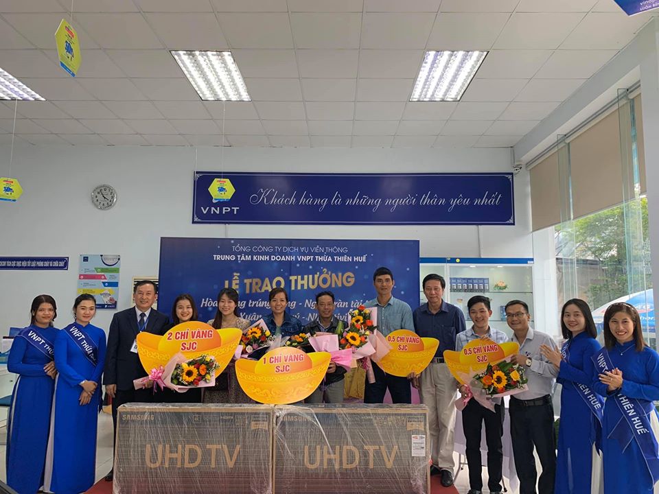 VNPT Thừa Thiên Huế trao thưởng cho chương trình “Hoà mạng trúng Vàng - Ngập tràn tài lộc” & “Xuân Phú quý - Nhận TV”