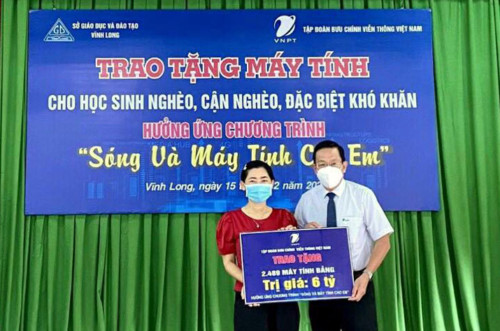 VNPT trao tặng gần 2.500 máy tính bảng cho học sinh ở Vĩnh Long