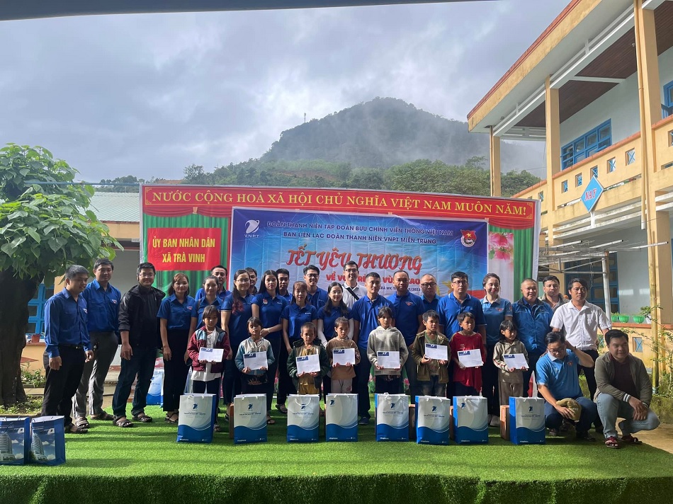 VNPT youth with the program "Tet of love for Highland Children"