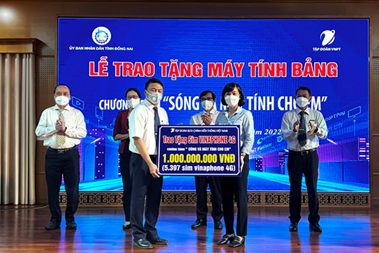 Tập đoàn VNPT tặng gần 5.400 máy tính bảng cho học sinh khó khăn ở Đồng Nai
