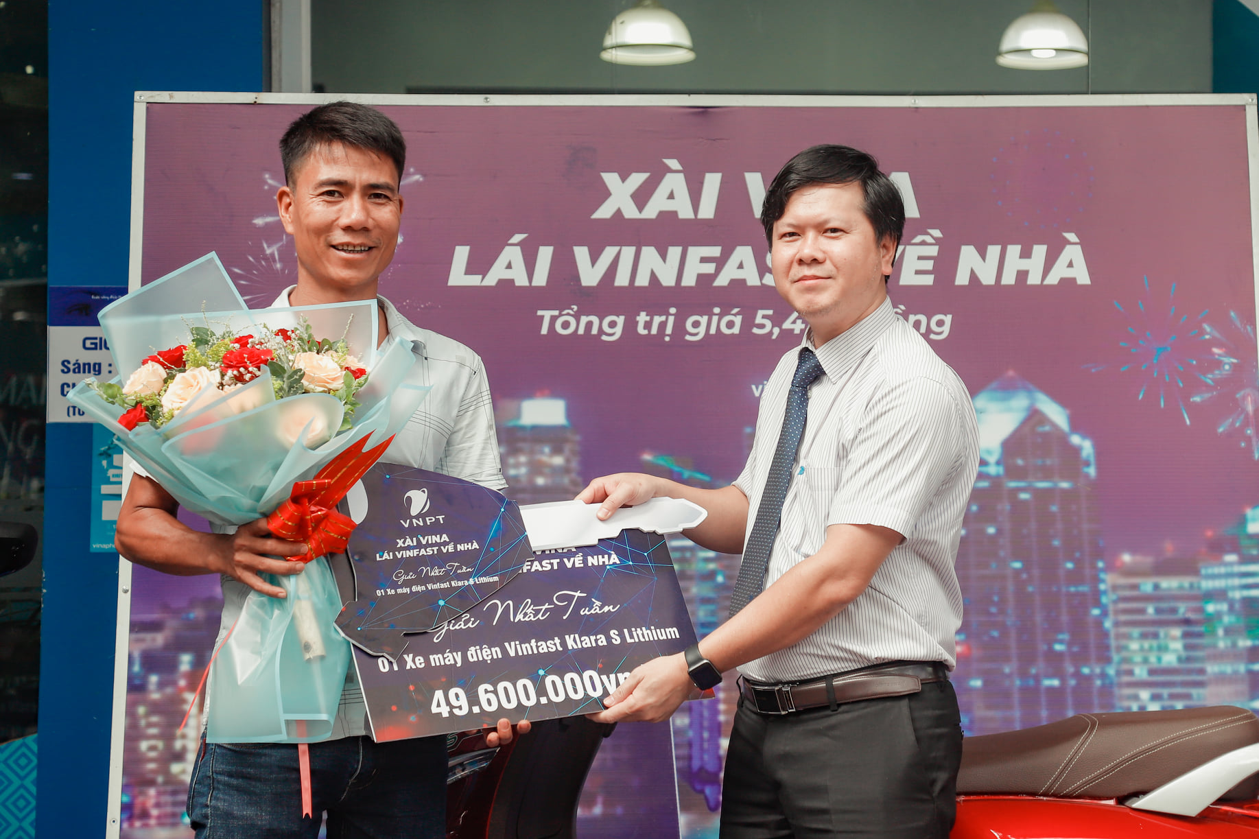 Trao thưởng chương trình “XÀI VINA LÁI VINFAST VỀ NHÀ" cho khách hàng may mắn tại Đắk Lắk