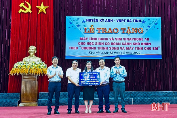 VNPT donates 605 tablets to disadvantaged Ha Tinh’s students