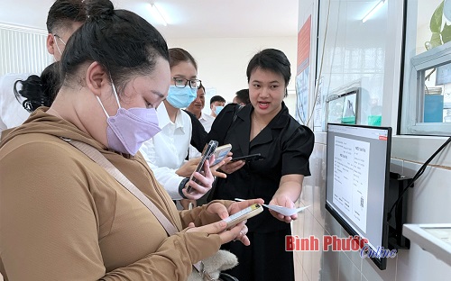 Thanh toán không dùng tiền mặt trong y tế: Cần giải pháp quyết liệt