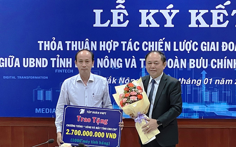 Tặng hơn 1.000 máy tính bảng cho học sinh khó khăn ở Đắk Nông