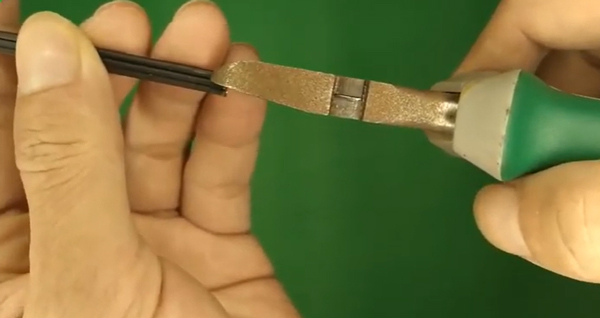 dùng kìm để tách dây gia cường