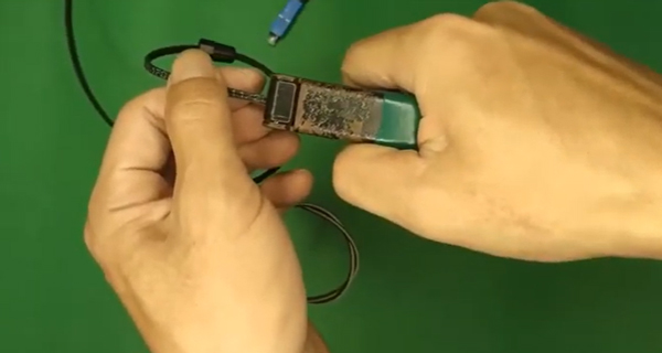 Luồn chuôi cáp vào dây và tuốt vỏ