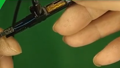 Đưa lõi quang vào đầu Fast Connect 