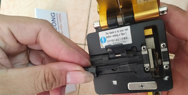 cắt sợi quang bằng dao chuyên dụng